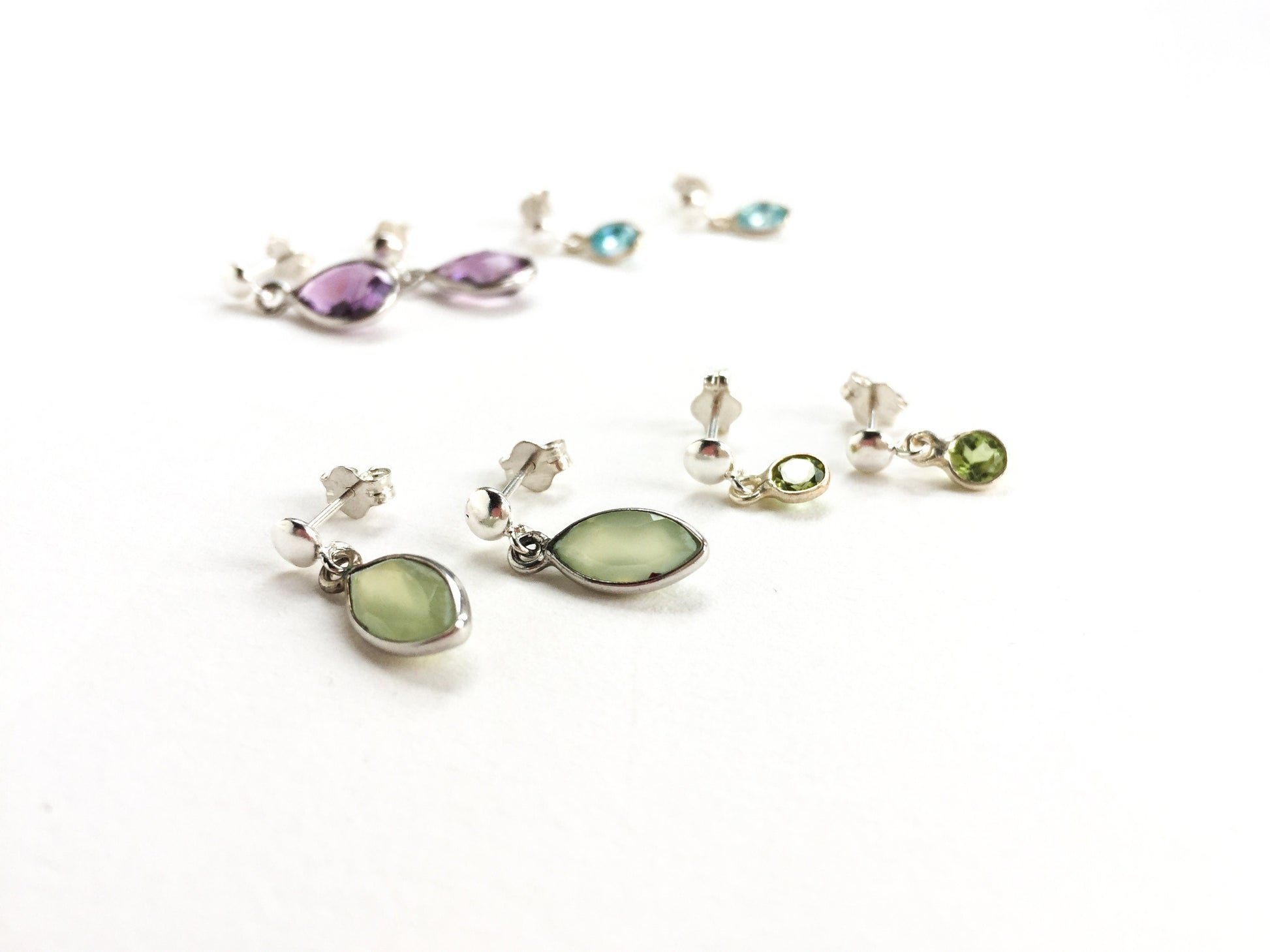 Boucles d'oreilles bleu clair, boucles d'oreilles avec pierre de naissance de mars, cadeau de boucles d'oreilles en pierres précieuses bleues pour elle, petites boucles d'oreilles en argent,
