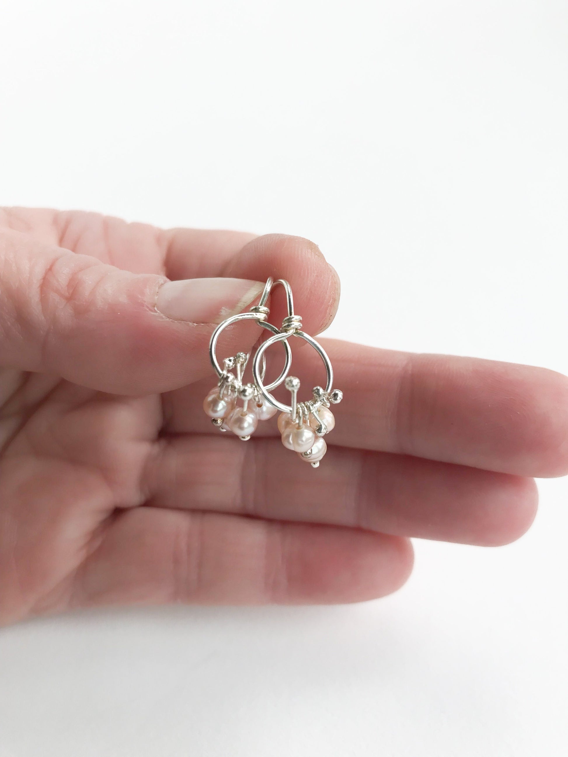 Boucles d'oreilles en perles roses, petites boucles d'oreilles en perles, boucles d'oreilles uniques en perles, boucles d'oreilles modernes, créoles en perles, boucles d'oreilles avec pierre de naissance de juin