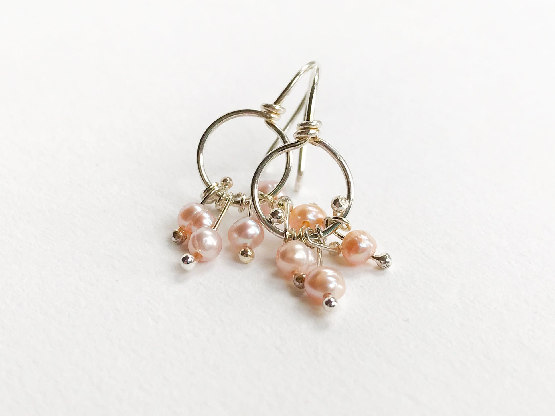 Boucles d'oreilles en perles roses, petites boucles d'oreilles en perles, boucles d'oreilles uniques en perles, boucles d'oreilles modernes, créoles en perles, boucles d'oreilles avec pierre de naissance de juin