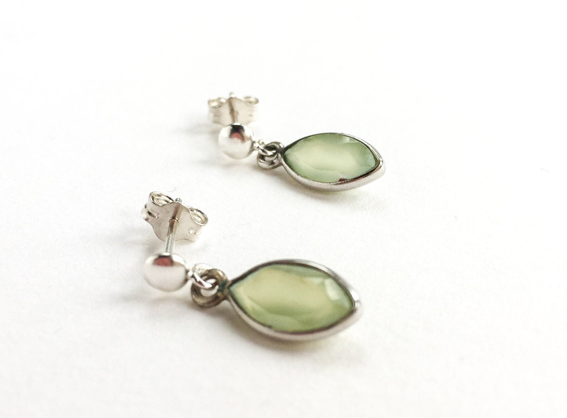 Boucles d'oreilles en pierres précieuses vertes • Boucles d'oreilles vert pâle et argent pour elle • Petites boucles d'oreilles pendantes
