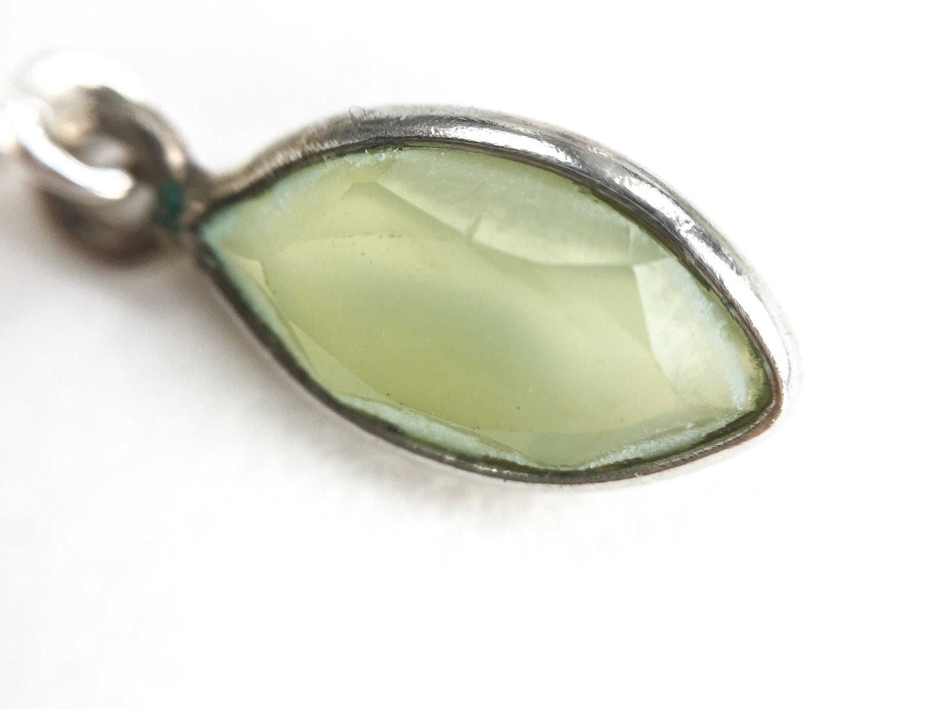 Boucles d'oreilles en pierres précieuses vertes • Boucles d'oreilles vert pâle et argent pour elle • Petites boucles d'oreilles pendantes