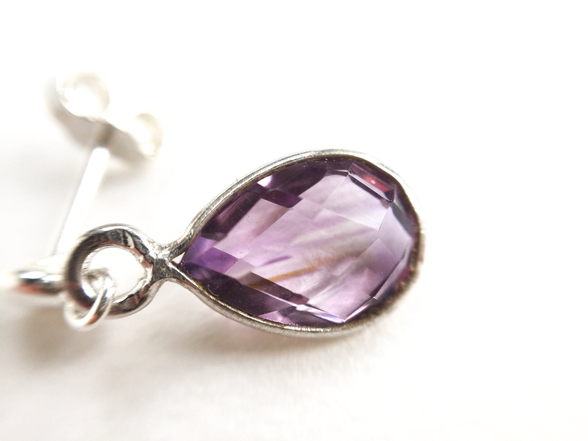 Petites boucles d'oreilles violettes, boucles d'oreilles en améthyste, cadeau de naissance de février pour elle, boucles d'oreilles en pierres précieuses,