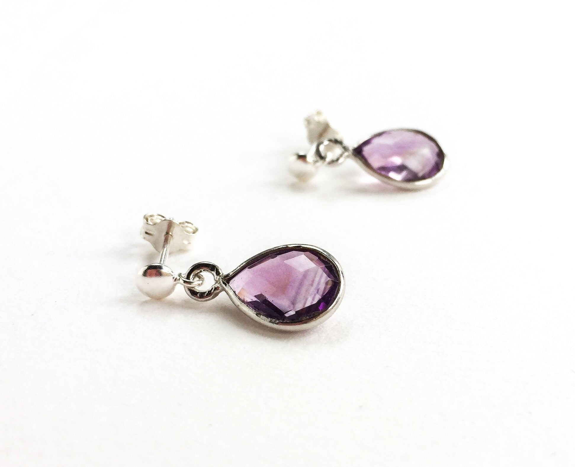 Petites boucles d'oreilles violettes, boucles d'oreilles en améthyste, cadeau de naissance de février pour elle, boucles d'oreilles en pierres précieuses,
