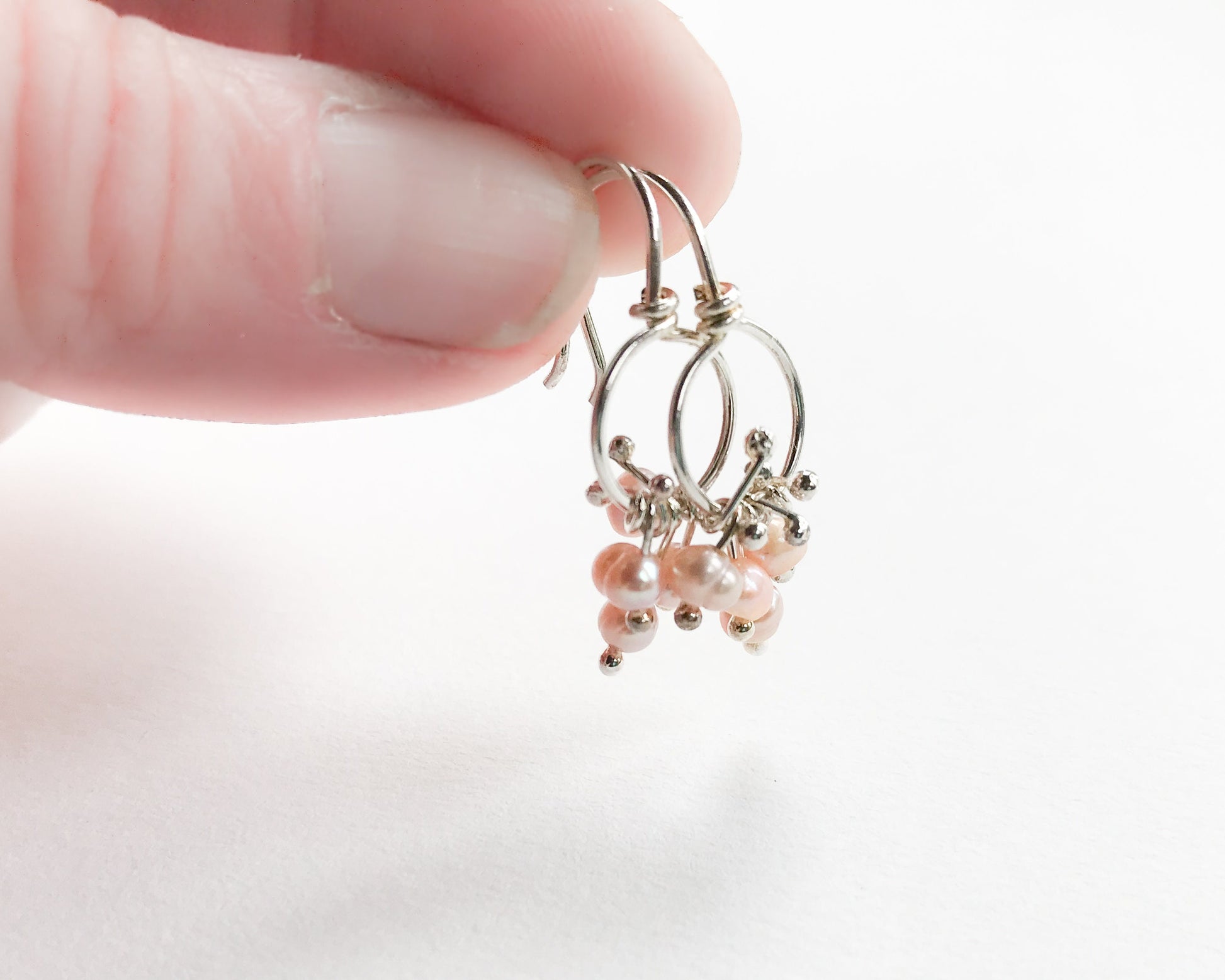 Petites créoles en perles - Bijoux avec pierre de naissance de juin, Boucles d'oreilles élégantes en perles roses, Boucles d'oreilles uniques en perles, Boucles d'oreilles modernes en perles