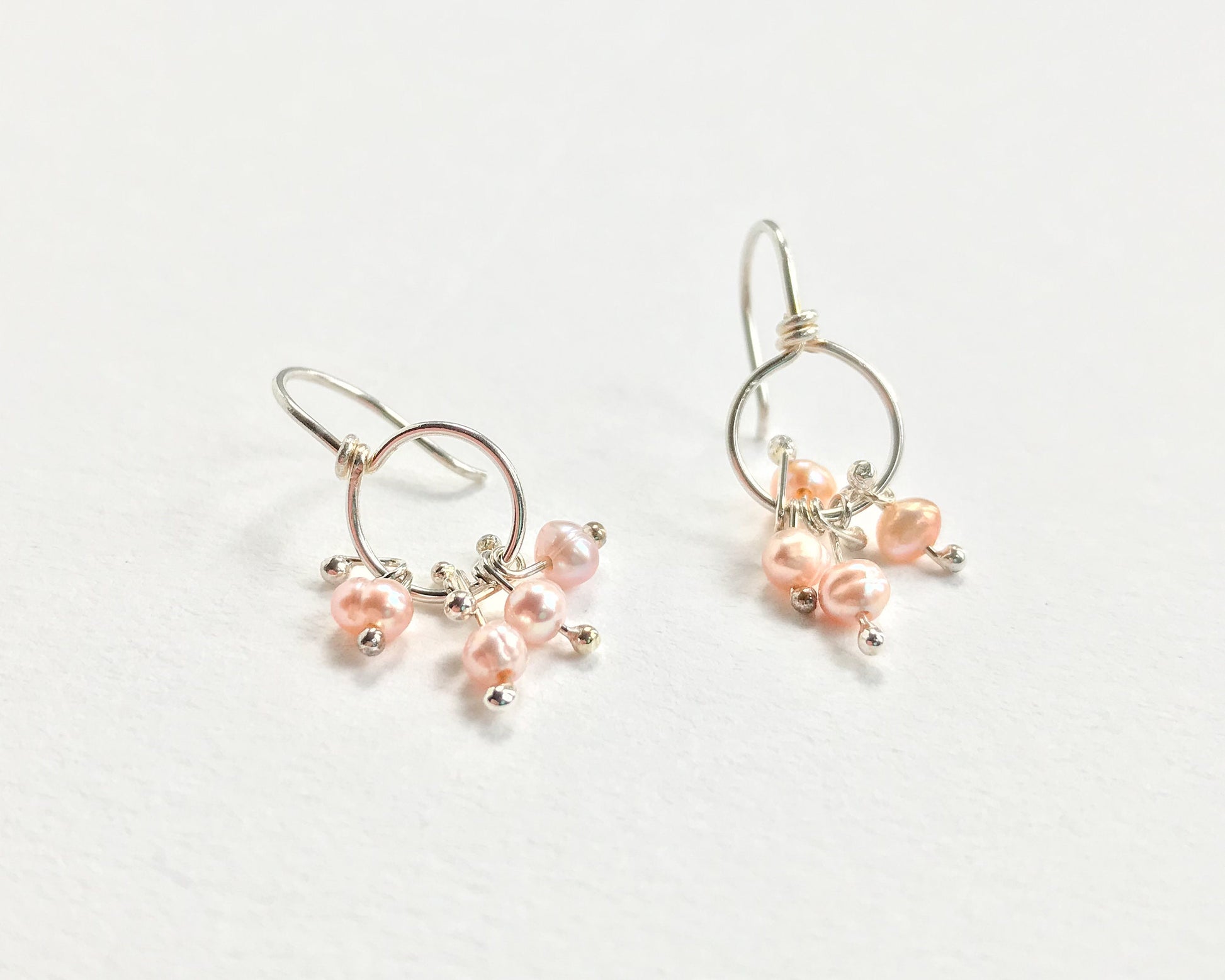Petites créoles en perles - Bijoux avec pierre de naissance de juin, Boucles d'oreilles élégantes en perles roses, Boucles d'oreilles uniques en perles, Boucles d'oreilles modernes en perles