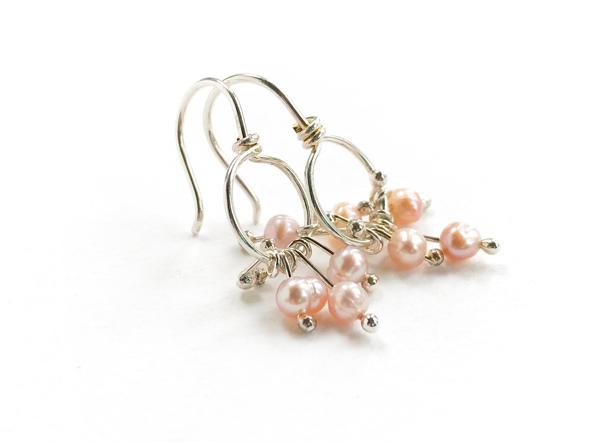 Boucles d'oreilles en perles roses, petites boucles d'oreilles en perles, boucles d'oreilles uniques en perles, boucles d'oreilles modernes, créoles en perles, boucles d'oreilles avec pierre de naissance de juin