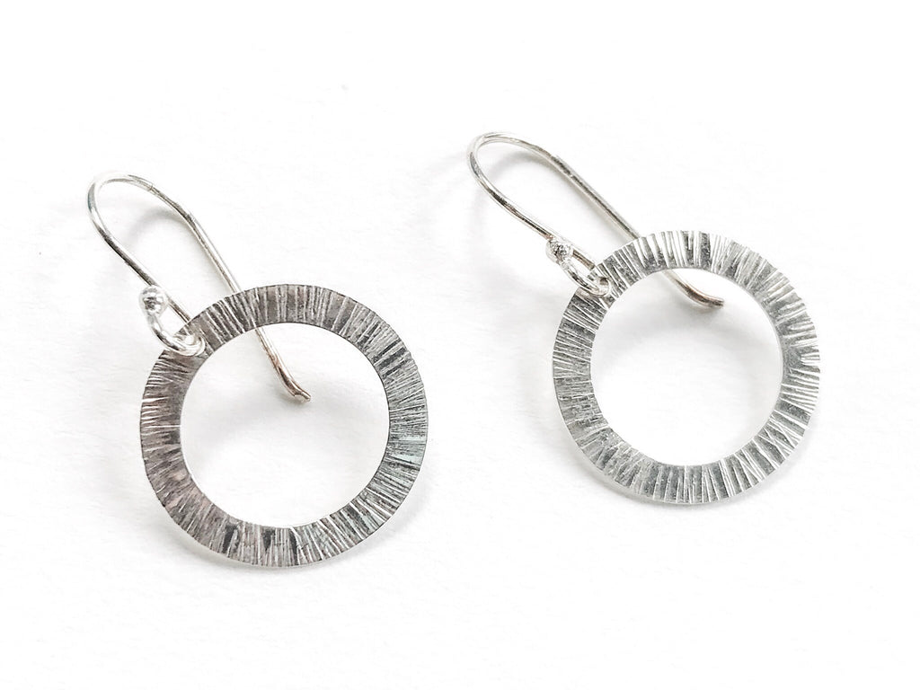 Boucles d'oreilles cercle ouvert en argent, design unique en forme d'étoile, boucles d'oreilles cercle martelé, cadeau pour femme, boucles d'oreilles géométriques, boucles d'oreilles étoile en argent