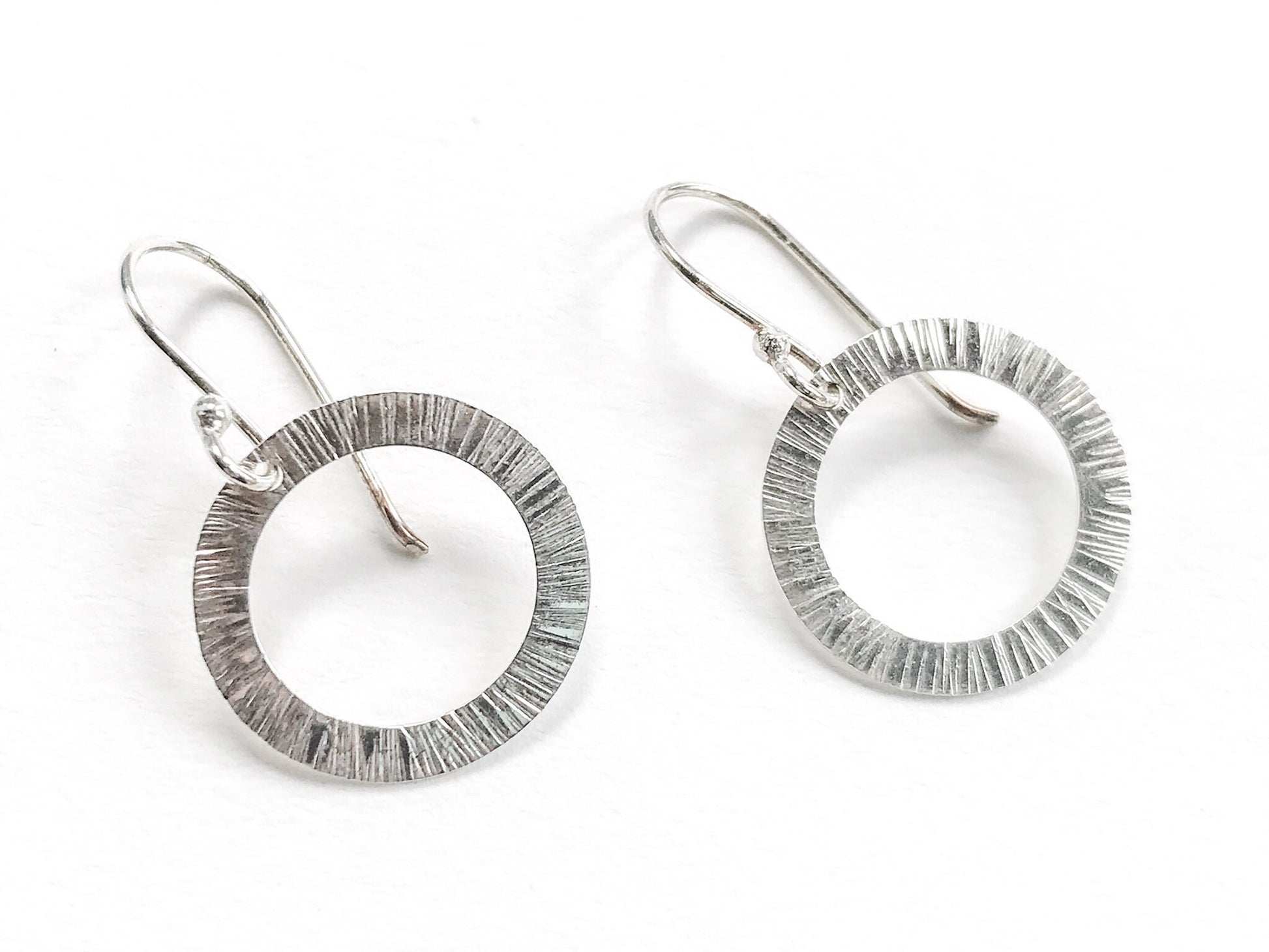 Boucles d'oreilles cercle ouvert en argent, design unique en forme d'étoile, boucles d'oreilles cercle martelé, cadeau pour femme, boucles d'oreilles géométriques, boucles d'oreilles étoile en argent