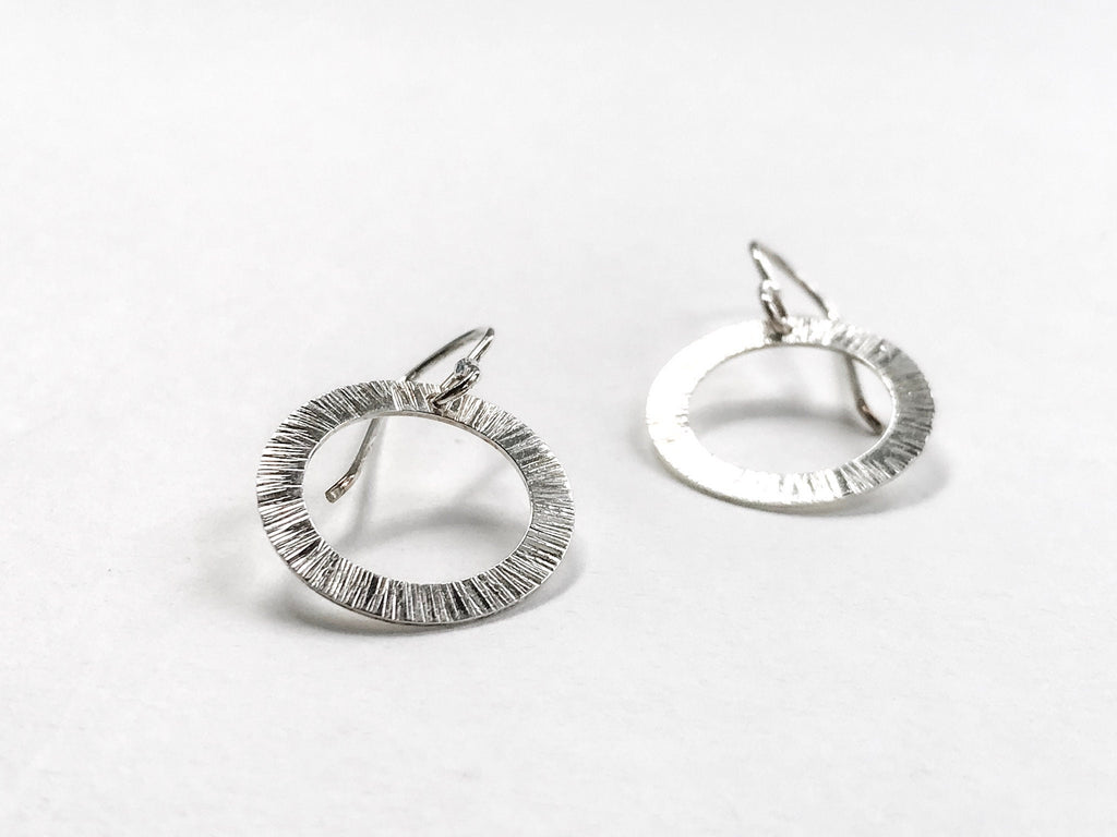 Boucles d'oreilles cercle ouvert en argent, design unique en forme d'étoile, boucles d'oreilles cercle martelé, cadeau pour femme, boucles d'oreilles géométriques, boucles d'oreilles étoile en argent