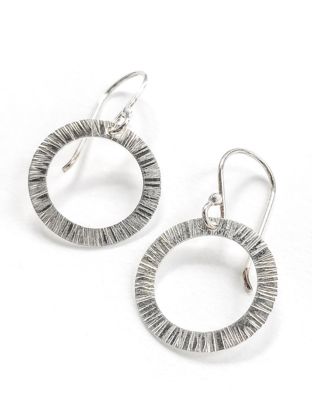 Boucles d'oreilles cercle ouvert en argent, design unique en forme d'étoile, boucles d'oreilles cercle martelé, cadeau pour femme, boucles d'oreilles géométriques, boucles d'oreilles étoile en argent