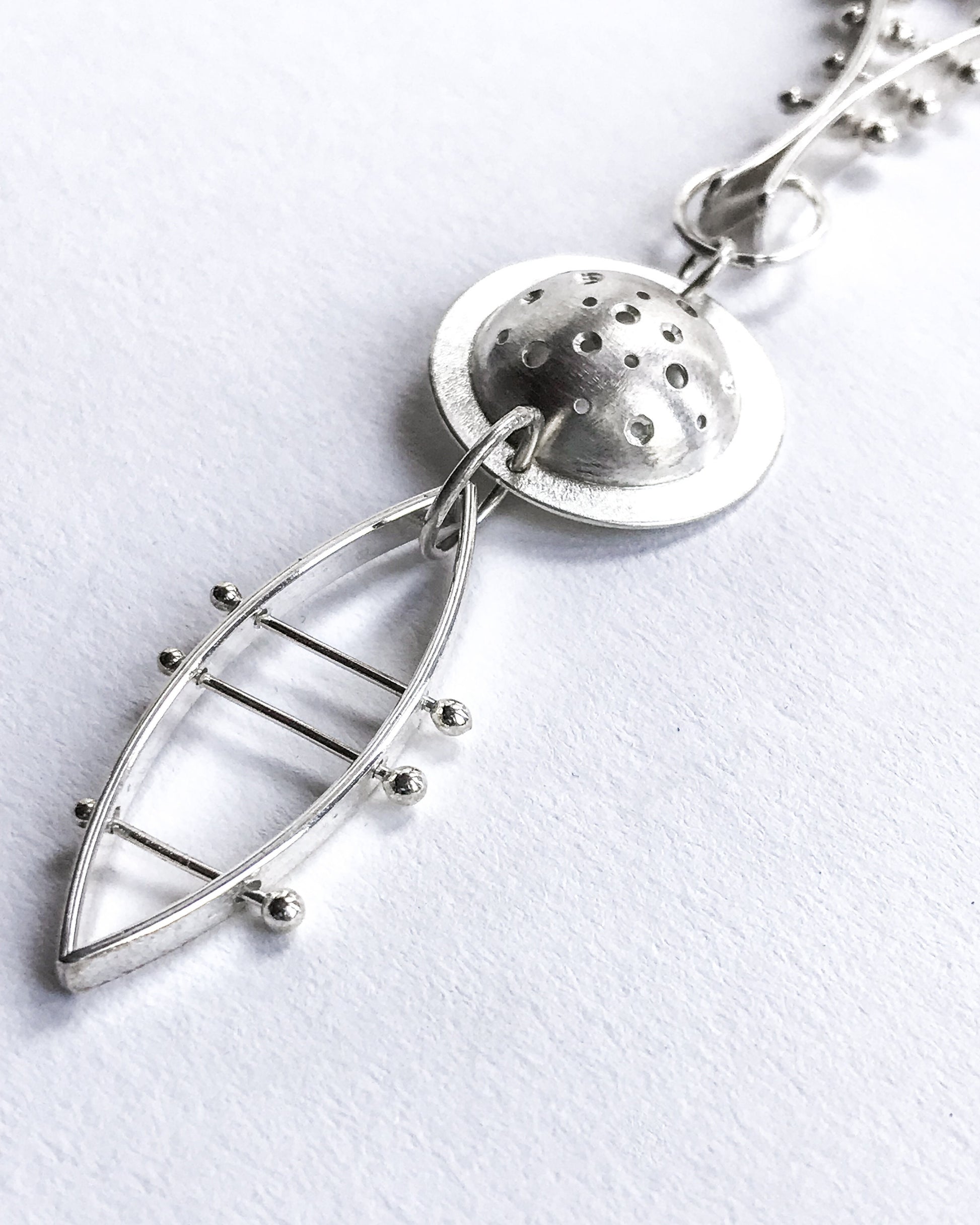 Collier long et audacieux en argent