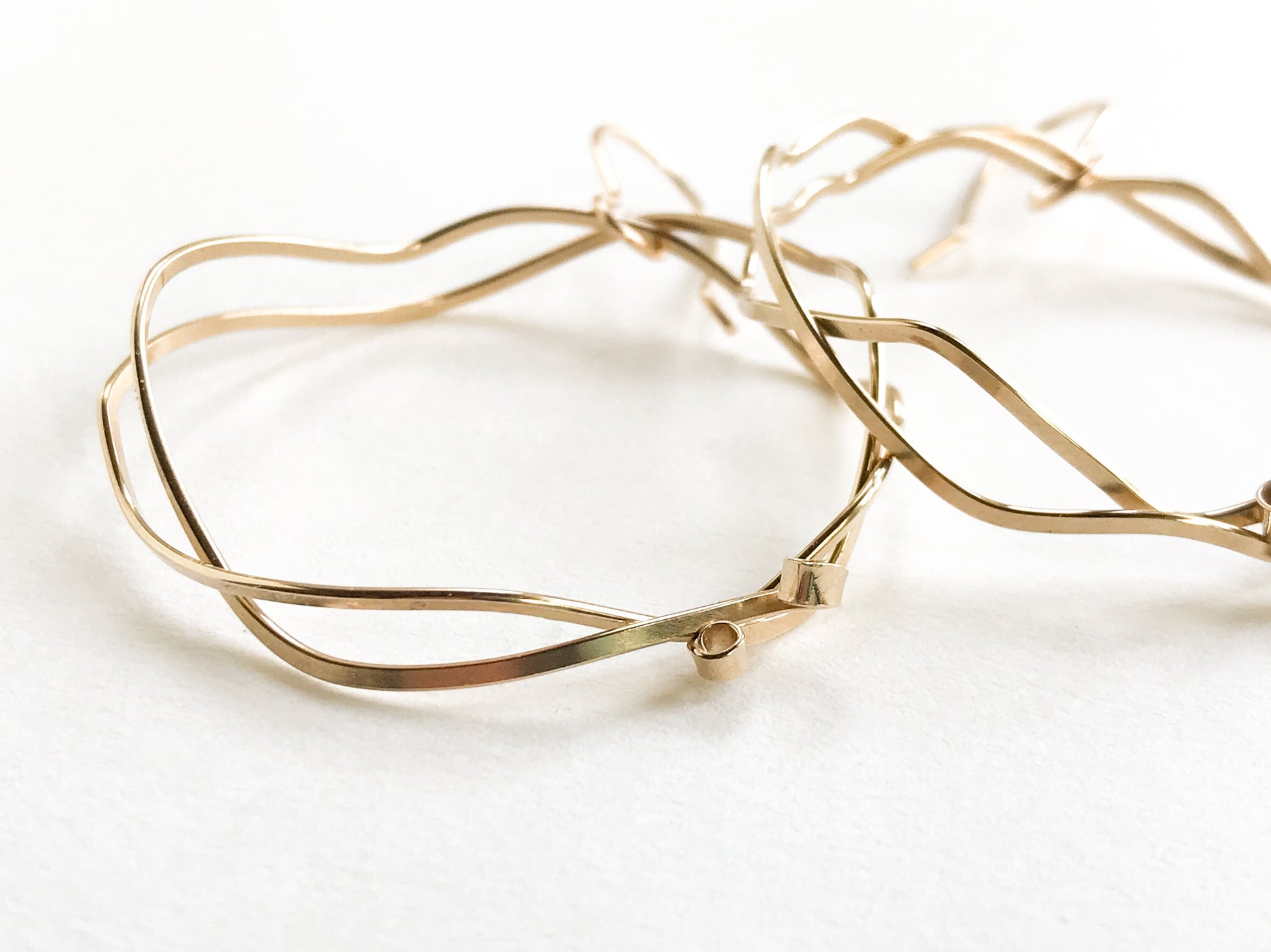 Grandes créoles en or 14 carats, cadeau pour petite amie à moins de 75 $, boucles d'oreilles vagues, créoles en or pour femme