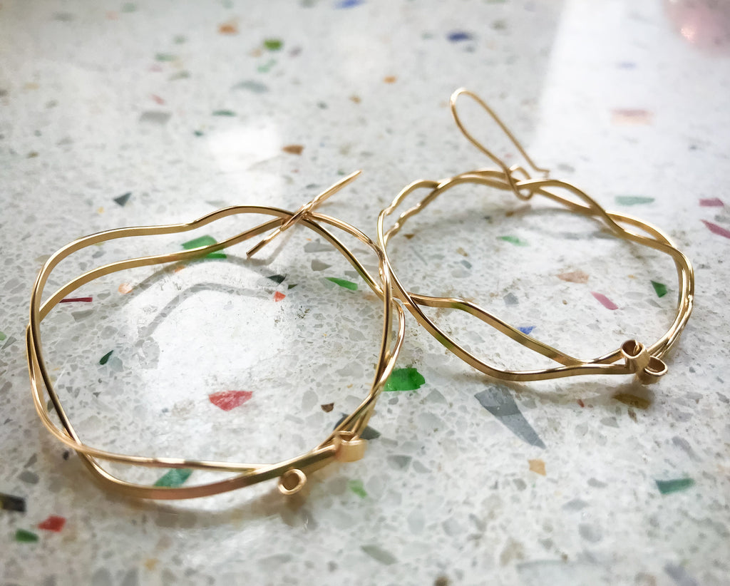 Grandes créoles en or 14 carats, cadeau pour petite amie à moins de 75 $, boucles d'oreilles vagues, créoles en or pour femme