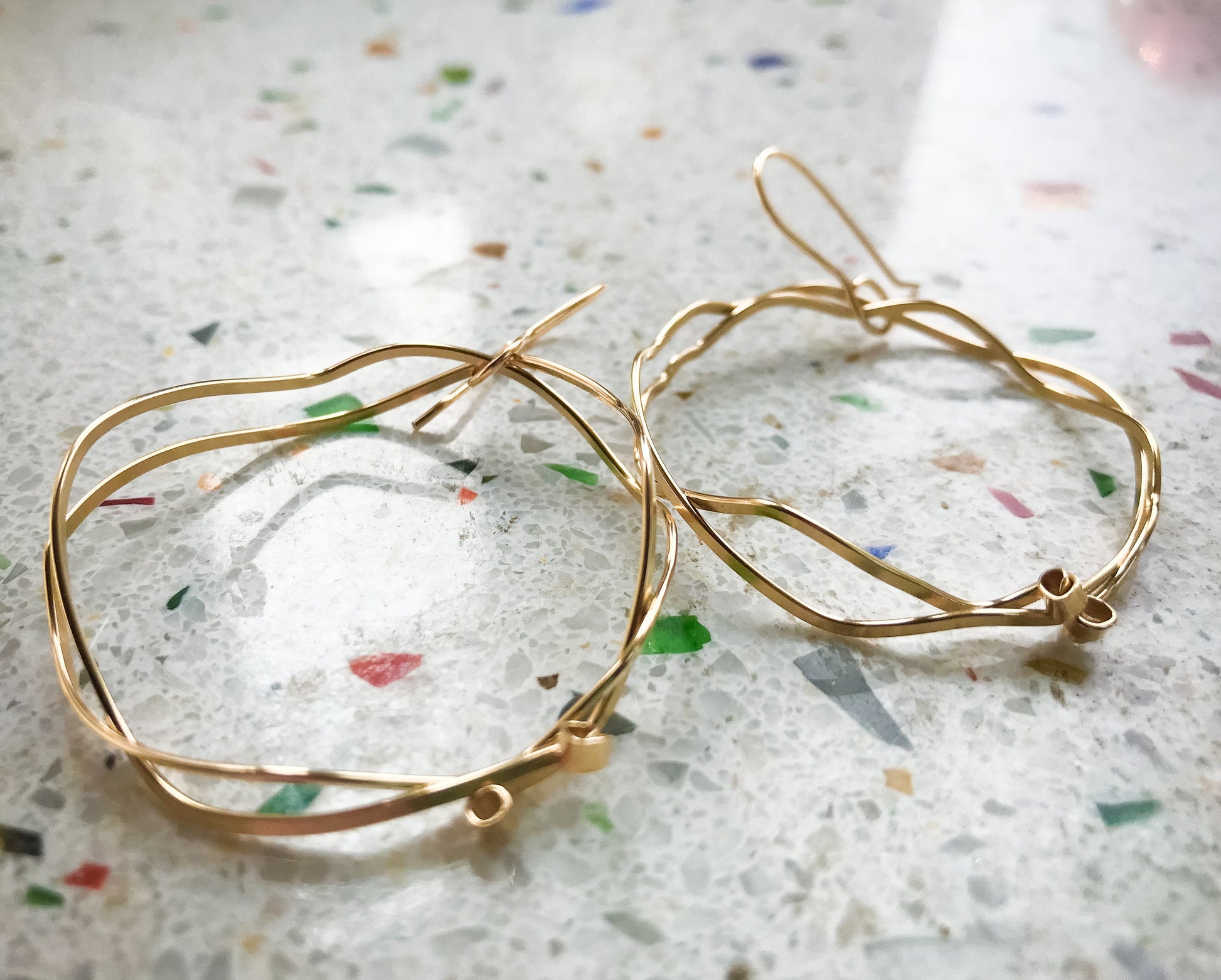 Grandes créoles en or 14 carats, cadeau pour petite amie à moins de 75 $, boucles d'oreilles vagues, créoles en or pour femme