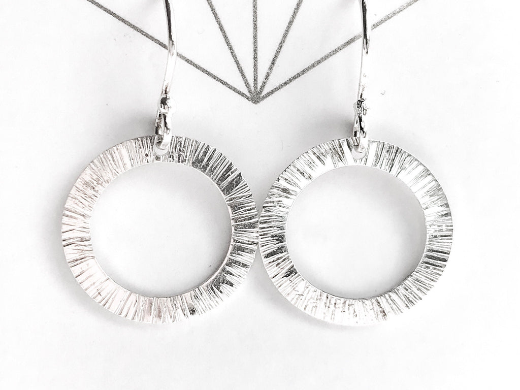 Boucles d'oreilles cercle ouvert en argent, design unique en forme d'étoile, boucles d'oreilles cercle martelé, cadeau pour femme, boucles d'oreilles géométriques, boucles d'oreilles étoile en argent