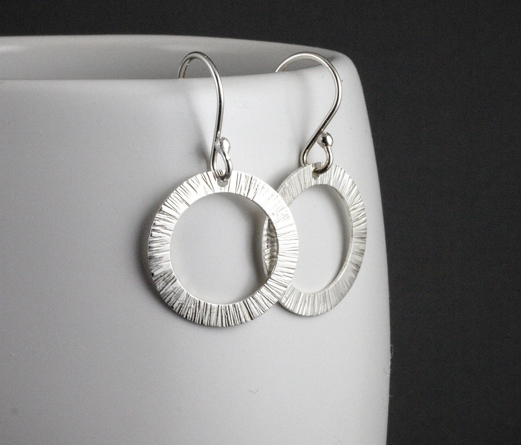 Boucles d'oreilles cercle ouvert en argent, design unique en forme d'étoile, boucles d'oreilles cercle martelé, cadeau pour femme, boucles d'oreilles géométriques, boucles d'oreilles étoile en argent