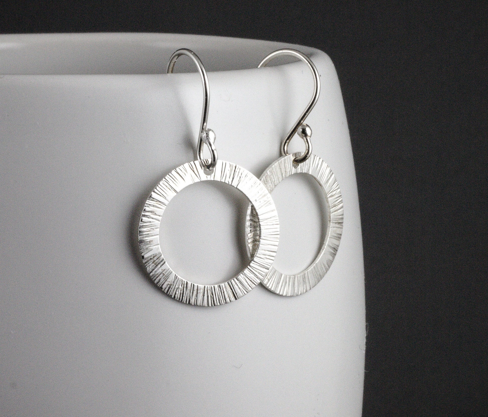 Boucles d'oreilles cercle ouvert en argent, design unique en forme d'étoile, boucles d'oreilles cercle martelé, cadeau pour femme, boucles d'oreilles géométriques, boucles d'oreilles étoile en argent