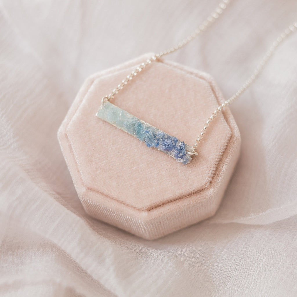 Collier bleu ombré, bijoux multi-pierres précieuses, collier en aigue-marine, cyanite et saphir, collier en cristal brut,