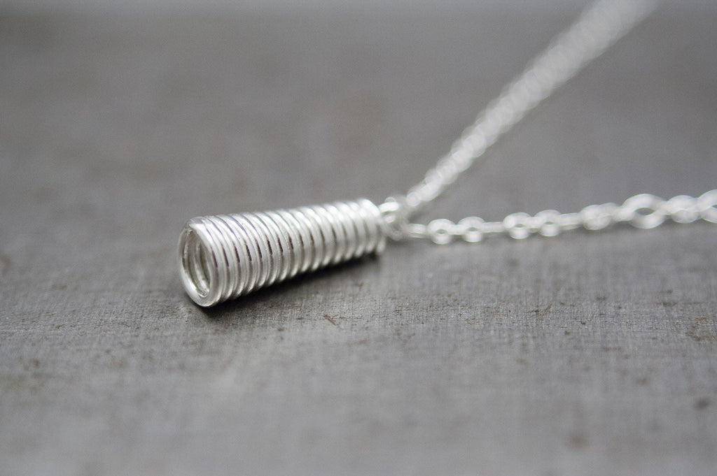 Collier pendentif cloche en argent, collier à superposer, cadeau pour elle, collier en argent écologique, cadeau pour petite-fille