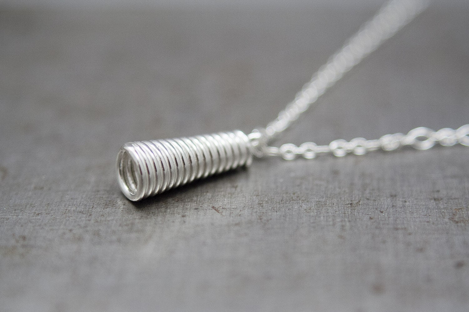 Collier pendentif cloche en argent, collier à superposer, cadeau pour elle, collier en argent écologique, cadeau pour petite-fille