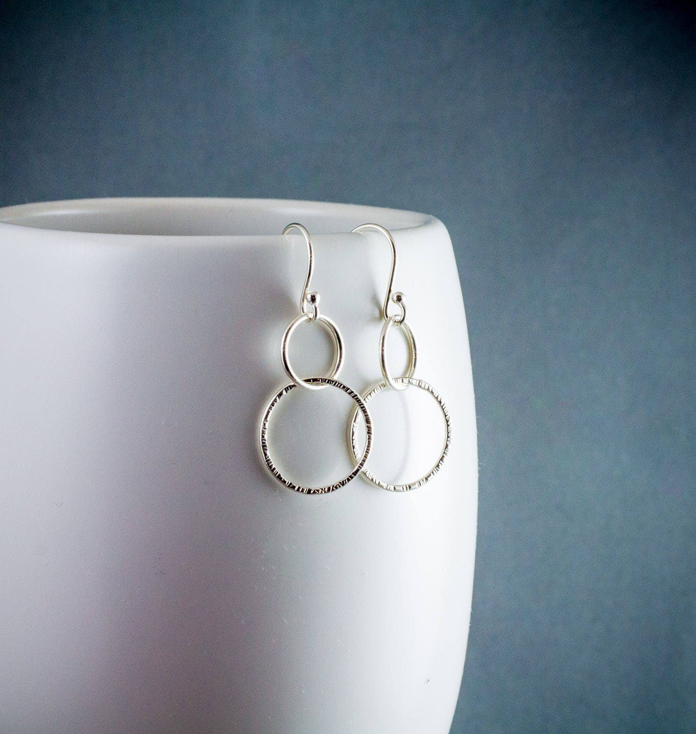 Boucles d'oreilles cercle en argent • Boucles d'oreilles doubles créoles • Boucles d'oreilles cercles entrelacés • Cadeau en argent recyclé pour elle