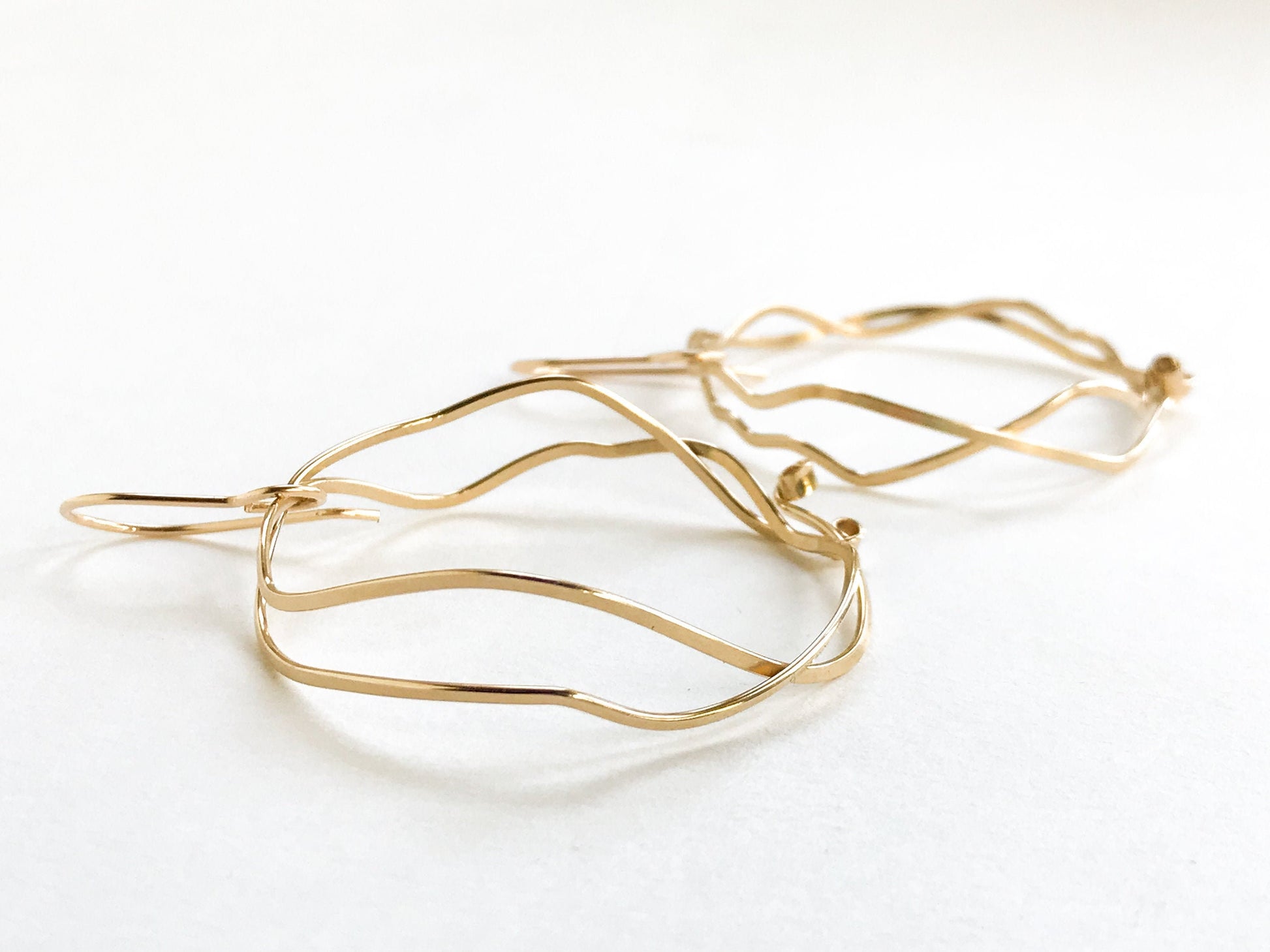 Grandes créoles en or 14 carats, cadeau pour petite amie à moins de 75 $, boucles d'oreilles vagues, créoles en or pour femme