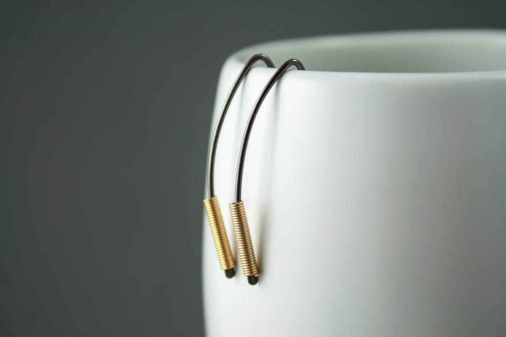 Boucles d'oreilles minimalistes noires et dorées, bijoux modernes et élégants, boucles d'oreilles noires à enfiler, boucles d'oreilles enveloppées d'or, cadeau de bijoux audacieux pour elle