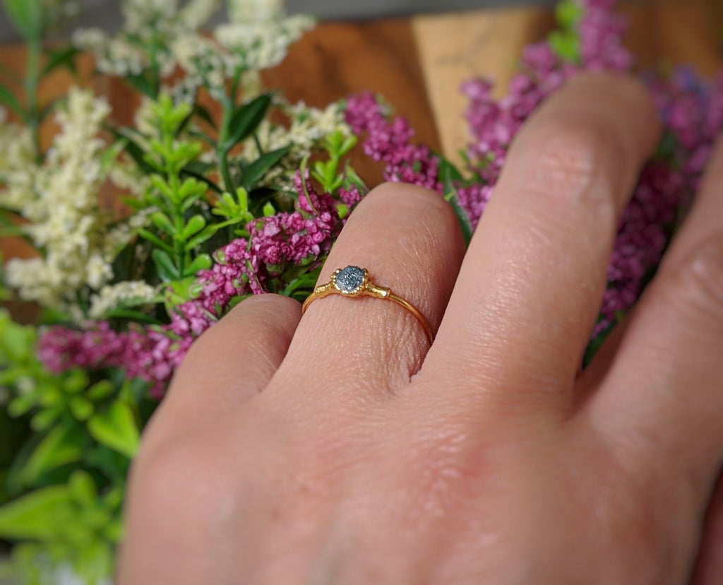 Bague de fiançailles en diamant bleu brut