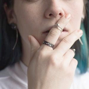 Bague céleste, bague noire oxydée pour elle, bague ciel nocturne, cadeau pour les amateurs d'astronomie, bague minimaliste, bague en argent écologique