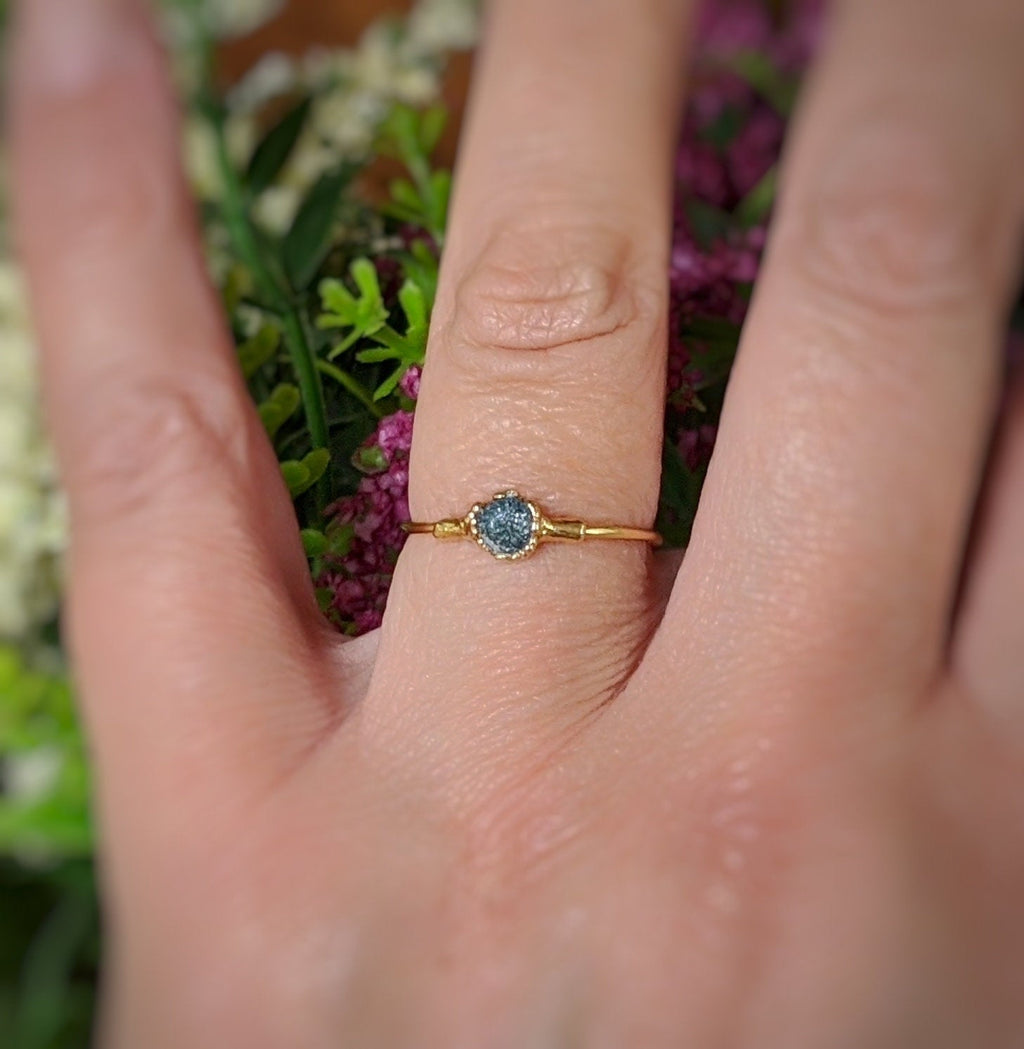 Bague de fiançailles en diamant bleu brut