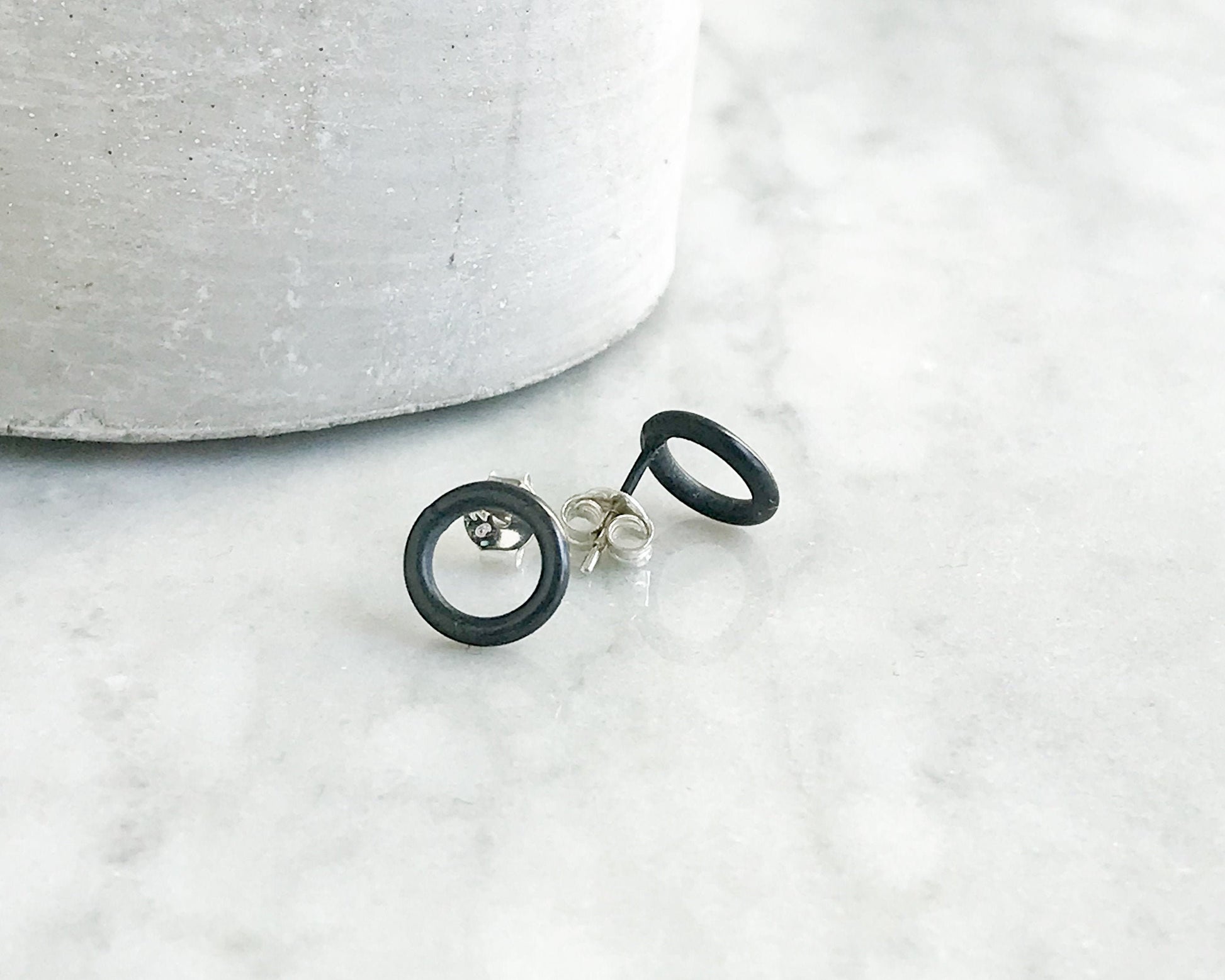 Boucles d'oreilles à tige noires, petites boucles d'oreilles noires, cadeau unisexe, petites boucles d'oreilles rondes, boucles d'oreilles minimalistes