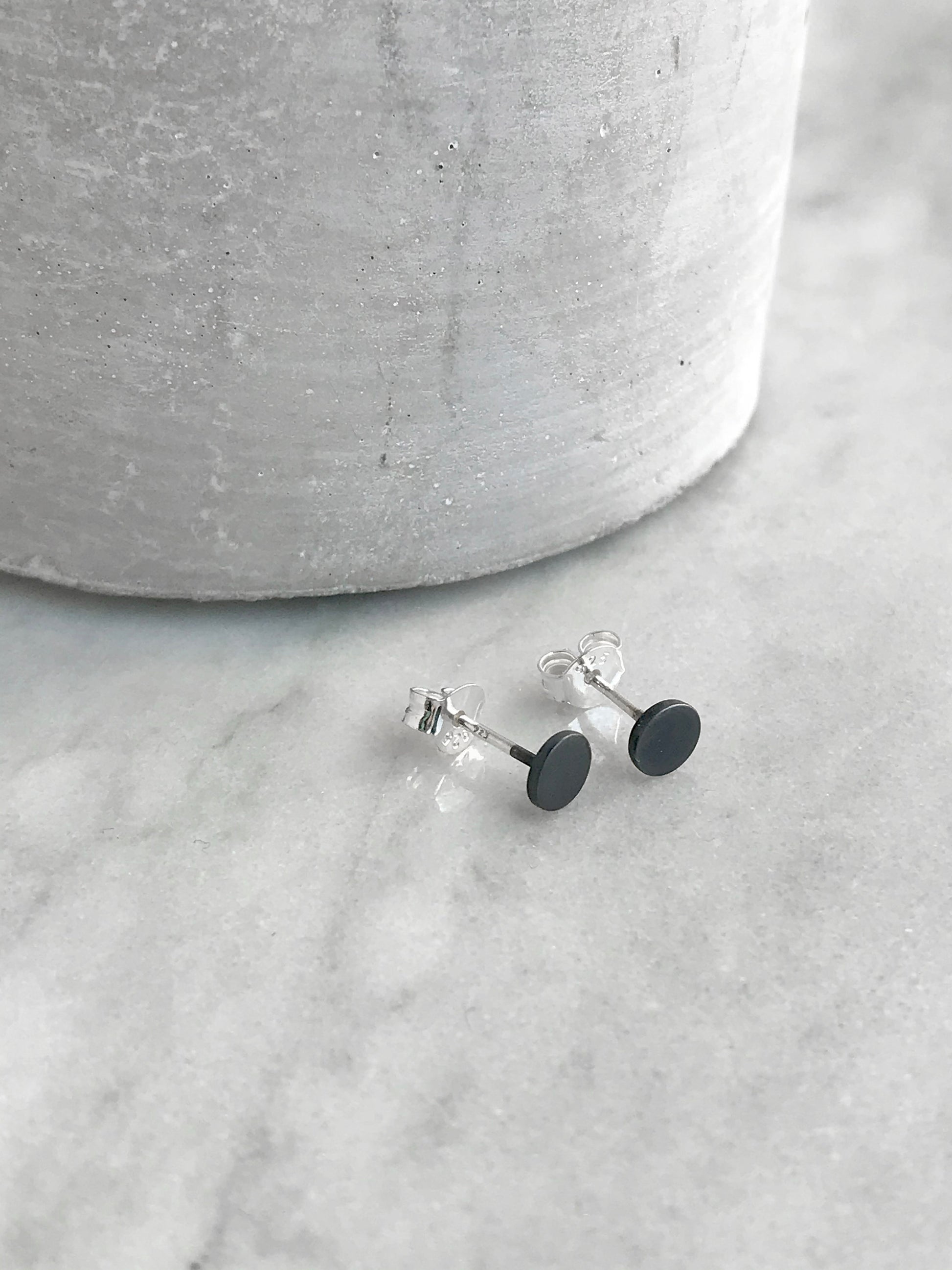 Boucles d'oreilles à tige noires, petites boucles d'oreilles à pois, clous à pois noirs, cadeau de boucles d'oreilles à tige unisexes, cadeau de boucles d'oreilles en argent pour lui, boucles d'oreilles minimalistes