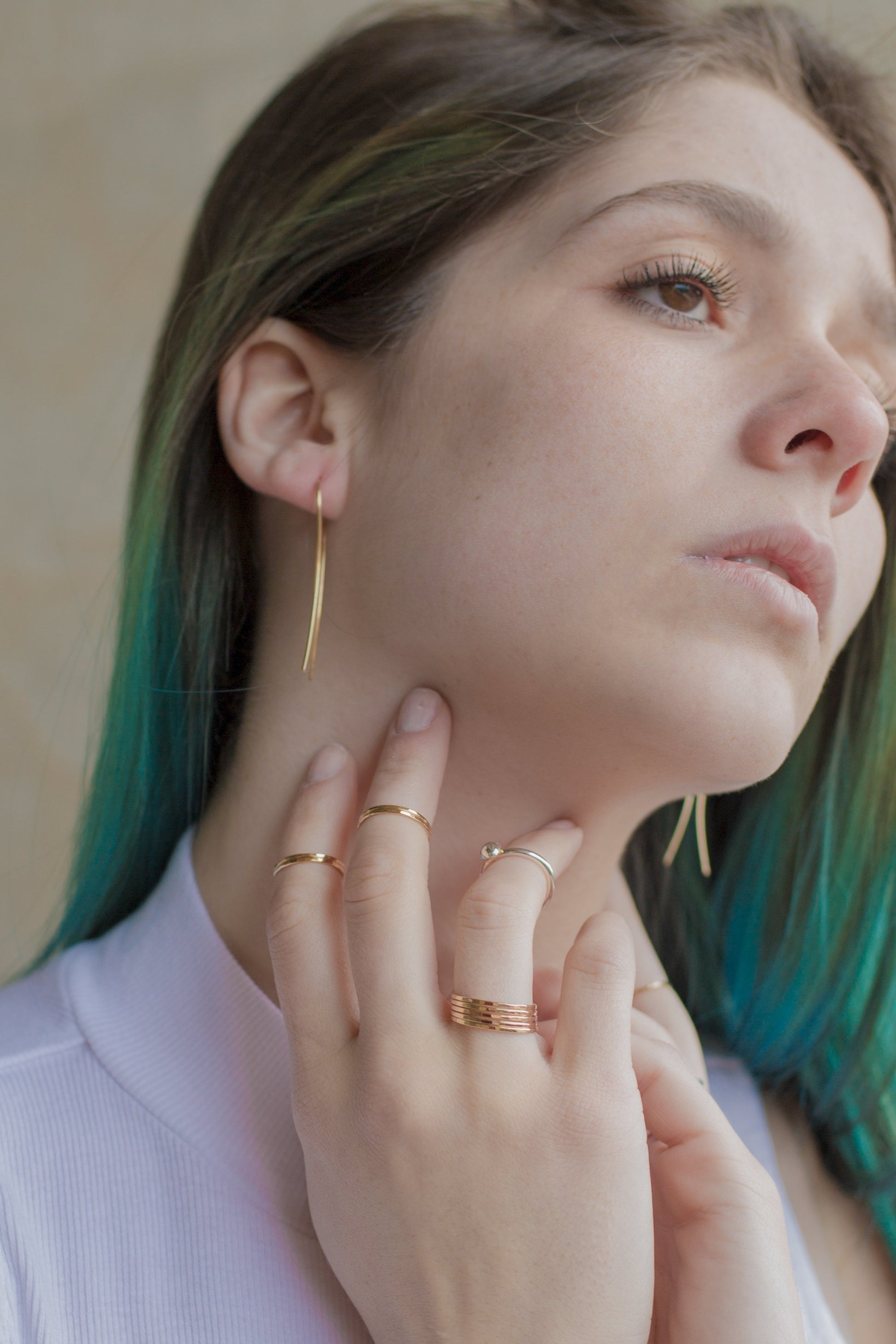 Boucles d'oreilles enfilables, cadeau pour ami, boucles d'oreilles légères, boucles d'oreilles en argent recyclé, boucles d'oreilles noires, boucles d'oreilles minimalistes en or 14 carats