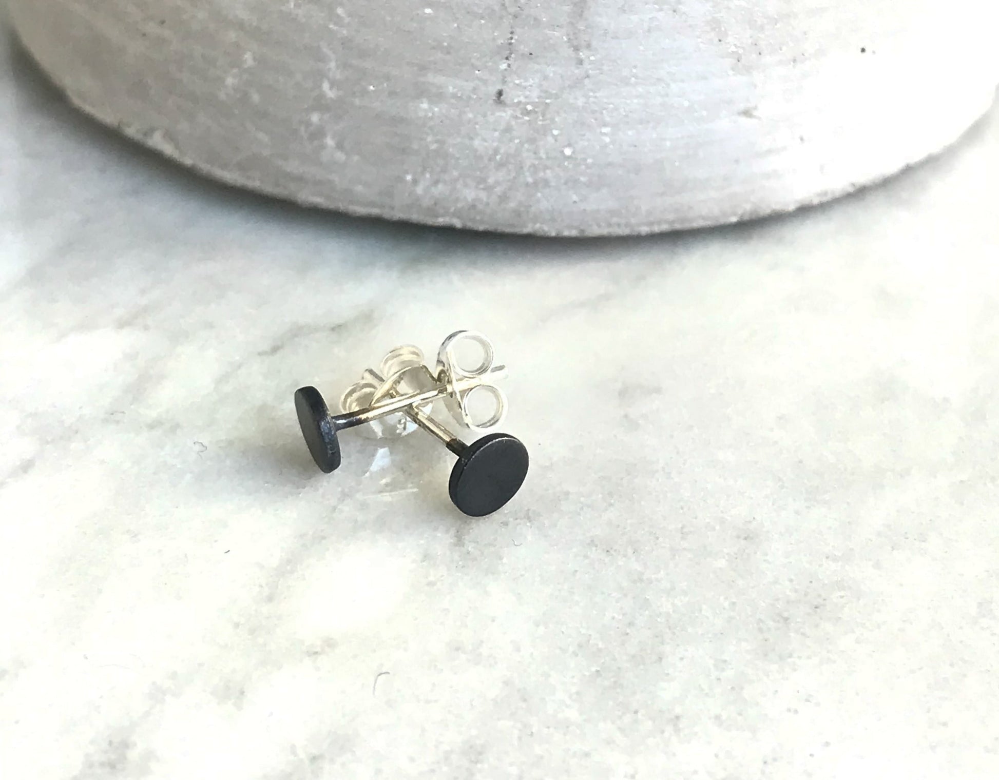 Boucles d'oreilles à tige noires, petites boucles d'oreilles à pois, clous à pois noirs, cadeau de boucles d'oreilles à tige unisexes, cadeau de boucles d'oreilles en argent pour lui, boucles d'oreilles minimalistes