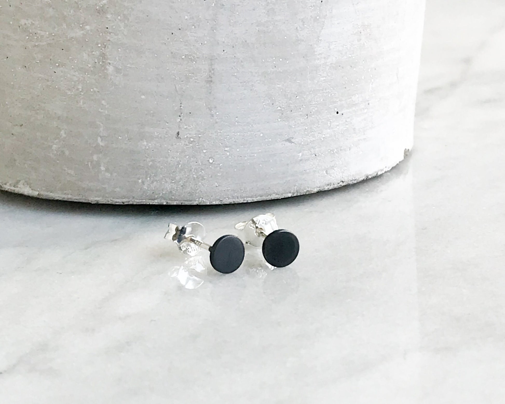 Boucles d'oreilles à tige noires, petites boucles d'oreilles à pois, clous à pois noirs, cadeau de boucles d'oreilles à tige unisexes, cadeau de boucles d'oreilles en argent pour lui, boucles d'oreilles minimalistes