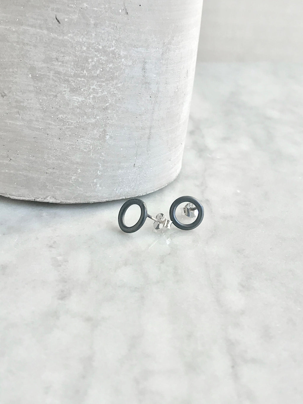 Boucles d'oreilles à tige noires, petites boucles d'oreilles noires, cadeau unisexe, petites boucles d'oreilles rondes, boucles d'oreilles minimalistes