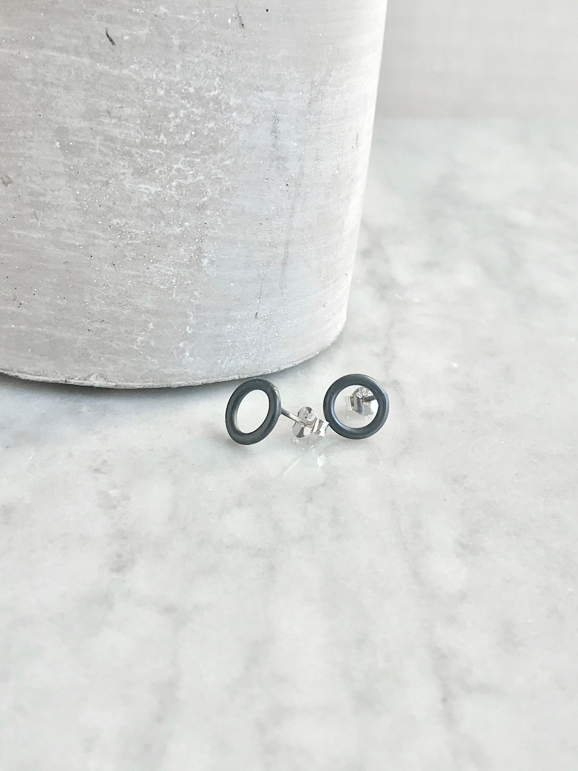 Boucles d'oreilles à tige noires, petites boucles d'oreilles noires, cadeau unisexe, petites boucles d'oreilles rondes, boucles d'oreilles minimalistes