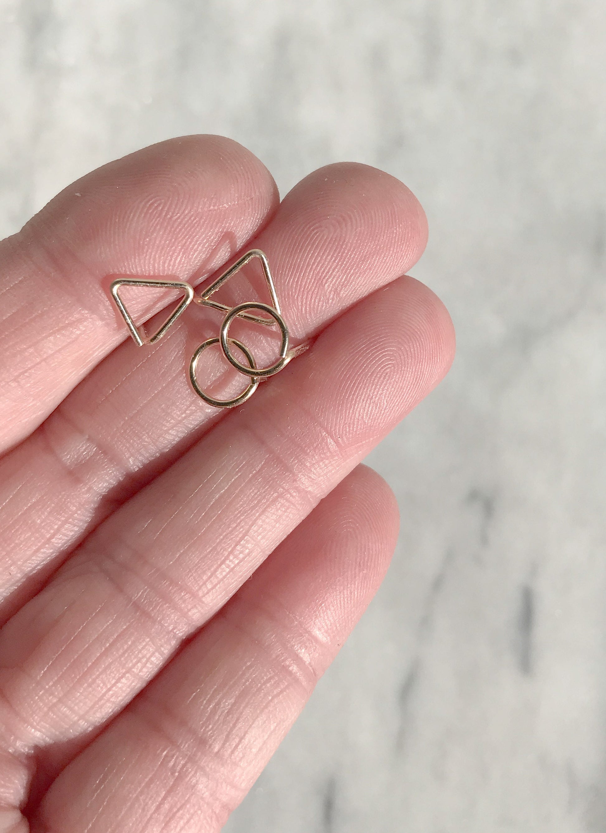 Boucles d'oreilles triangles en or, clous en or rempli 14 carats, petites boucles d'oreilles en or, petits cadeaux pour femmes, boucles d'oreilles en forme, minuscules clous en or