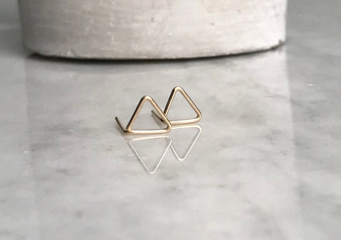 Boucles d'oreilles triangles en or, clous en or rempli 14 carats, petites boucles d'oreilles en or, petits cadeaux pour femmes, boucles d'oreilles en forme, minuscules clous en or