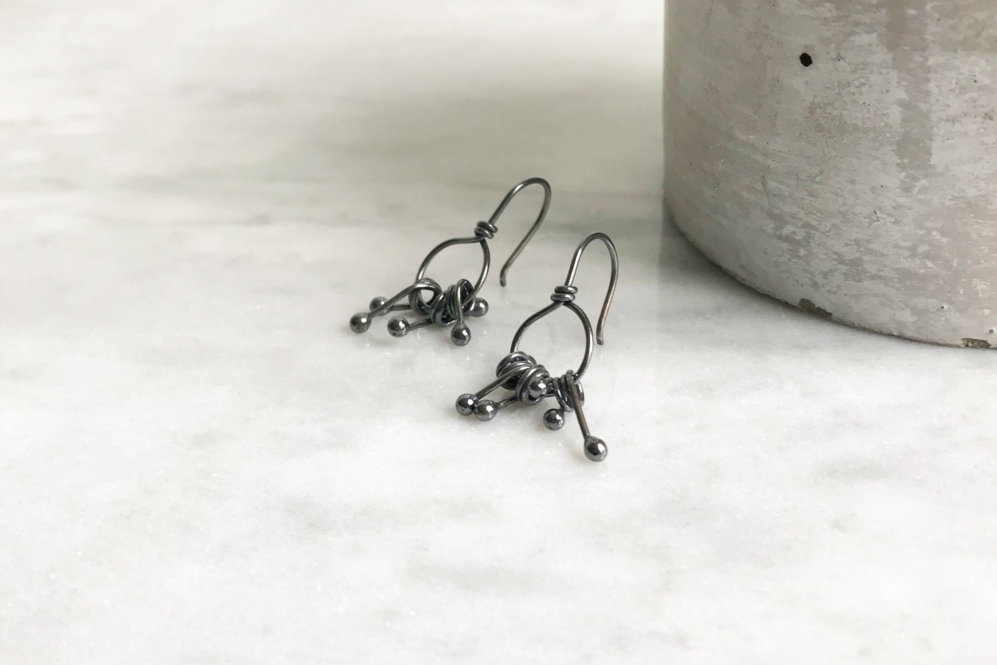 Petites boucles d'oreilles noires • Boucles d'oreilles en argent audacieuses • Cadeau de boucles d'oreilles à franges pour un ami • Boucles d'oreilles en argent uniques • Boucles d'oreilles en argent recyclé