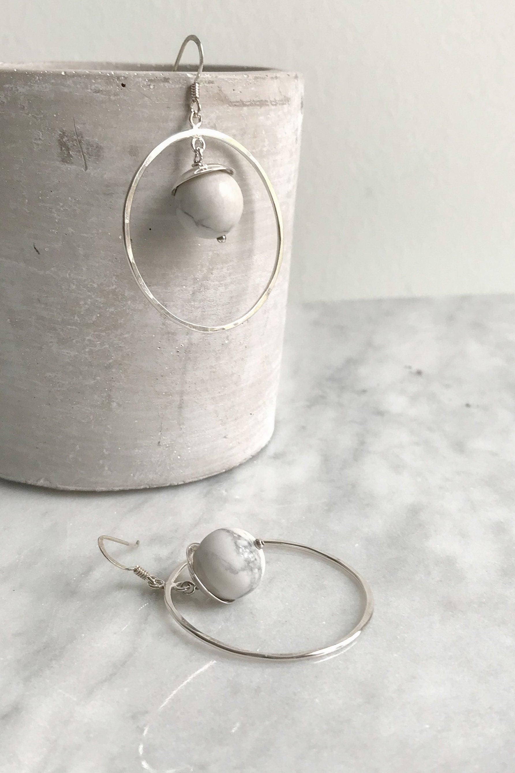 Boucles d'oreilles créoles en argent, boucles d'oreilles en argent martelé, boucles d'oreilles en marbre blanc, cadeau pour femme, boucles d'oreilles créoles bohèmes, cadeau pour amie