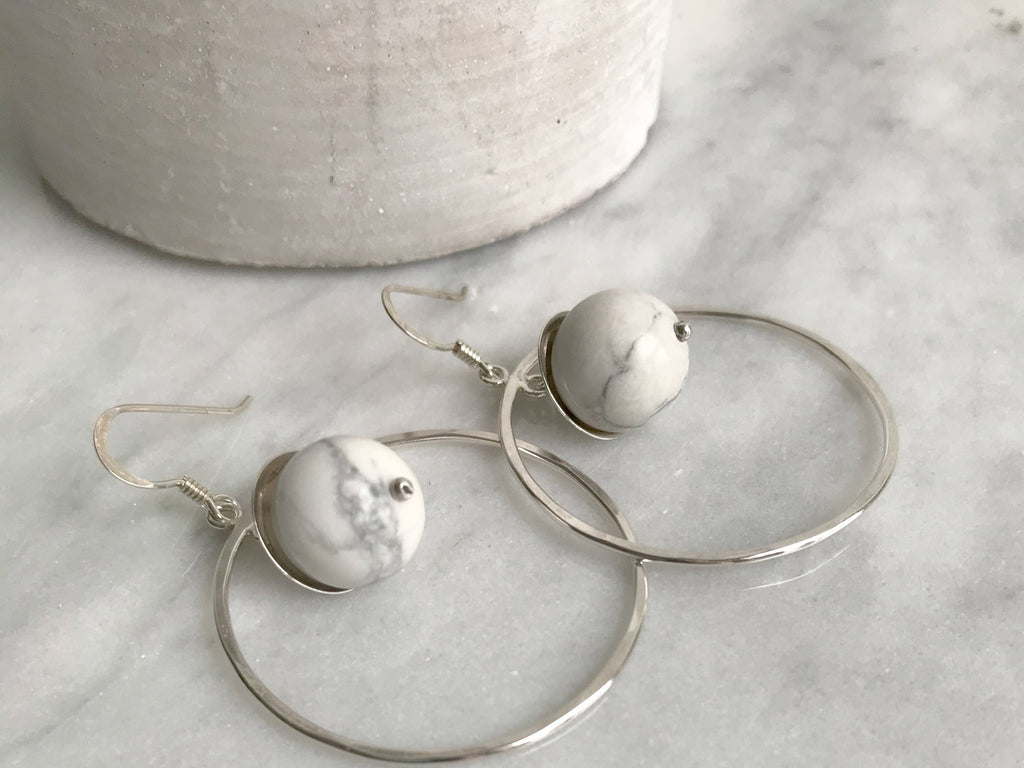 Boucles d'oreilles créoles en argent, boucles d'oreilles en argent martelé, boucles d'oreilles en marbre blanc, cadeau pour femme, boucles d'oreilles créoles bohèmes, cadeau pour amie
