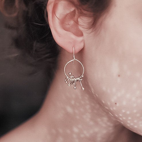 Boucles d'oreilles créoles à franges en argent sterling : bijoux artisanaux tendance.