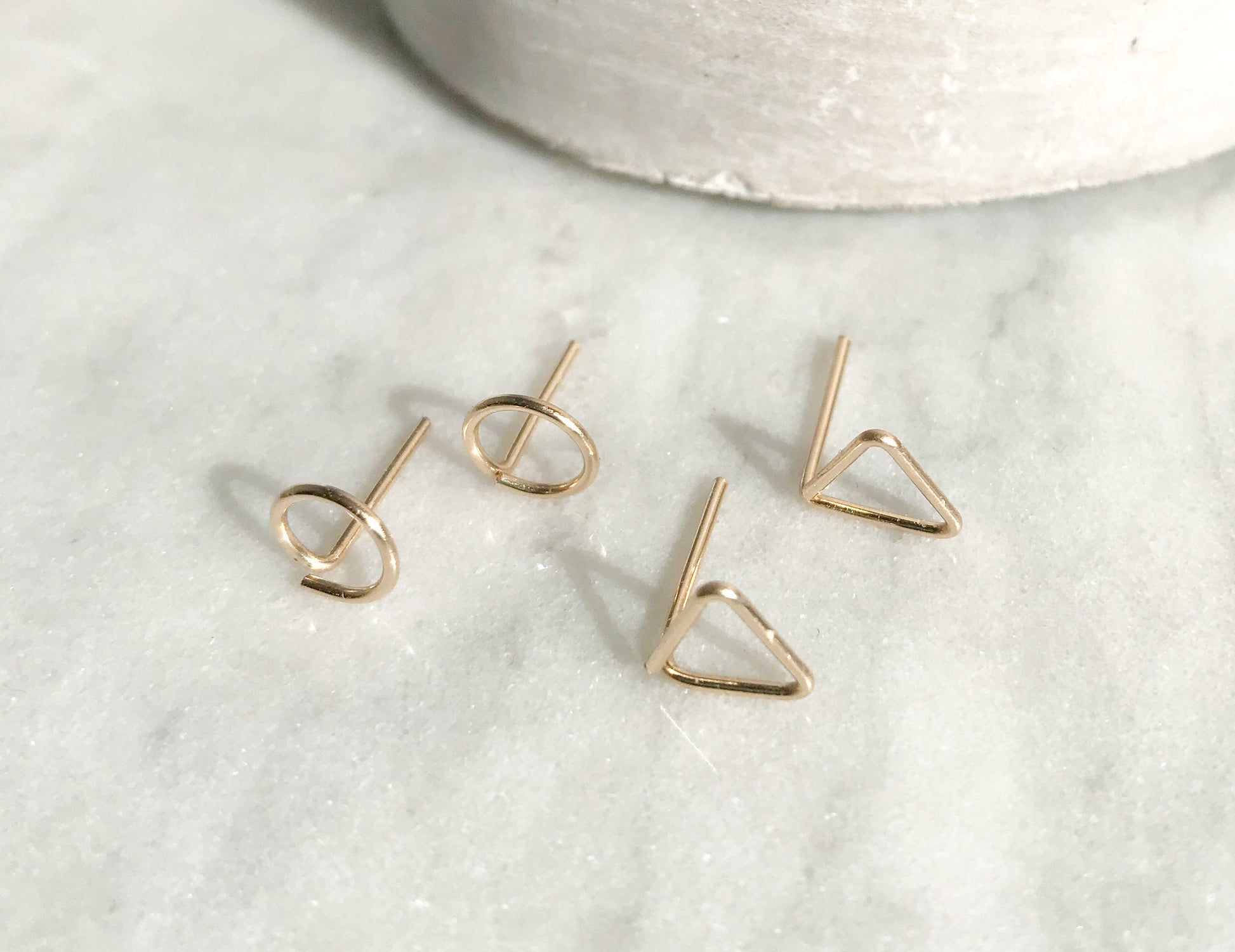 Boucles d'oreilles triangles en or, clous en or rempli 14 carats, petites boucles d'oreilles en or, petits cadeaux pour femmes, boucles d'oreilles en forme, minuscules clous en or