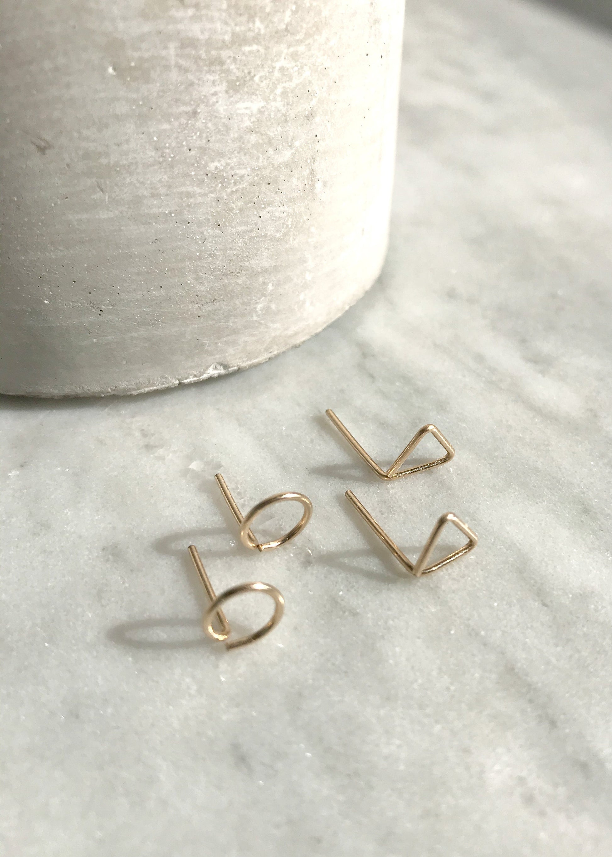 Boucles d'oreilles triangles en or, clous en or rempli 14 carats, petites boucles d'oreilles en or, petits cadeaux pour femmes, boucles d'oreilles en forme, minuscules clous en or