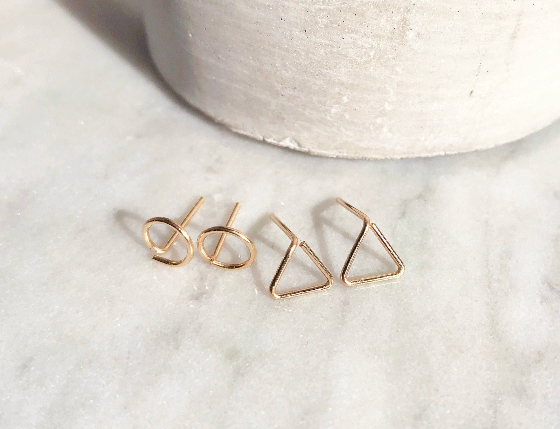Boucles d'oreilles triangles en or, clous en or rempli 14 carats, petites boucles d'oreilles en or, petits cadeaux pour femmes, boucles d'oreilles en forme, minuscules clous en or