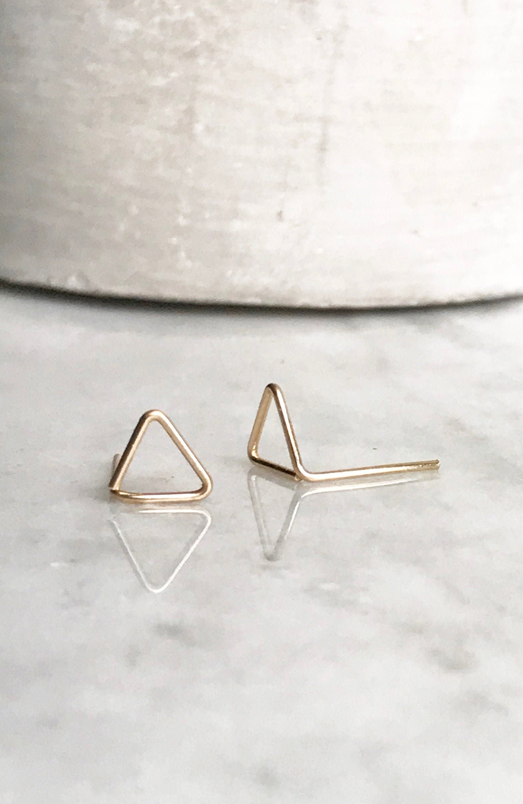 Boucles d'oreilles triangles en or, clous en or rempli 14 carats, petites boucles d'oreilles en or, petits cadeaux pour femmes, boucles d'oreilles en forme, minuscules clous en or