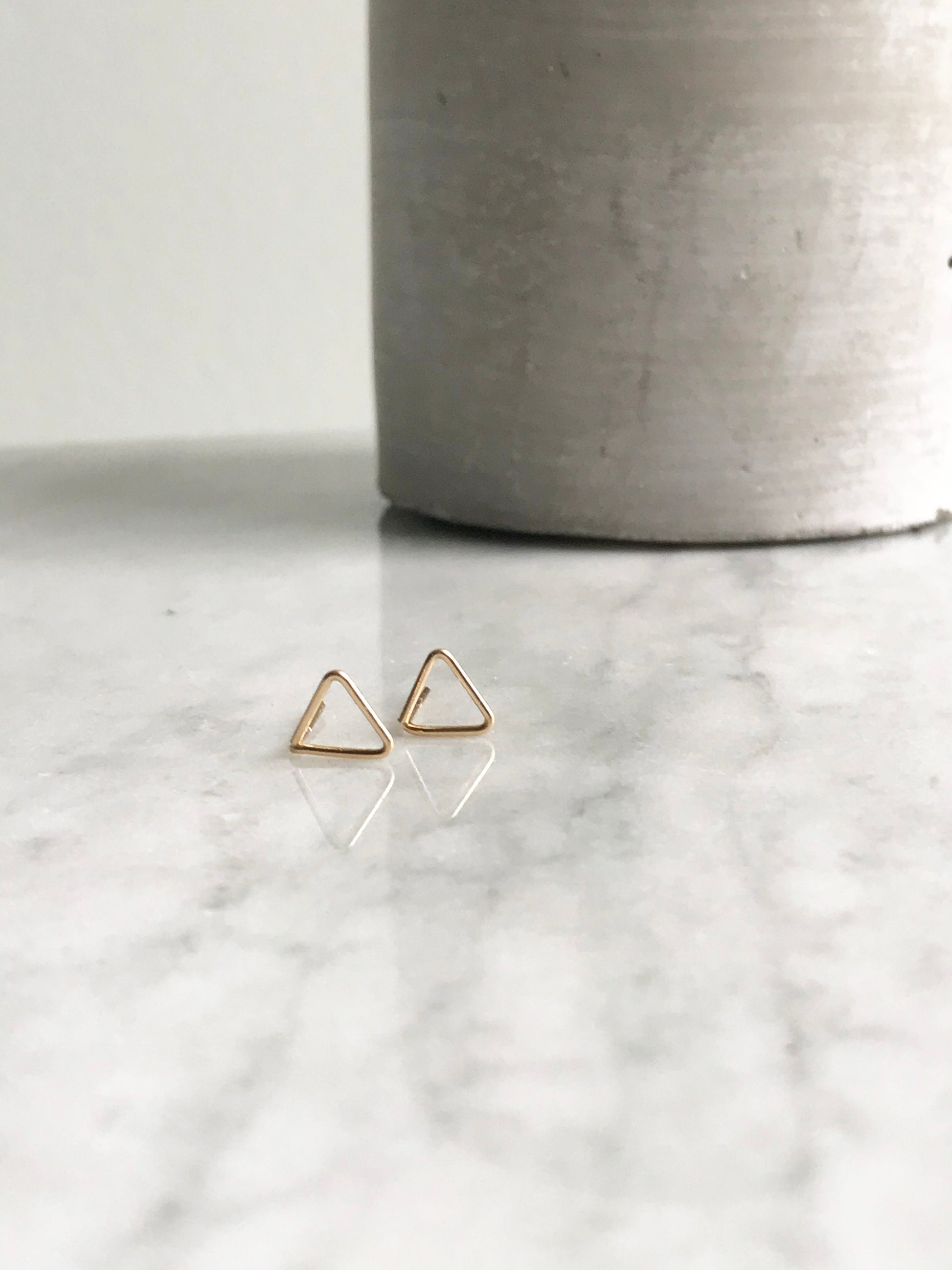 Boucles d'oreilles triangles en or, clous en or rempli 14 carats, petites boucles d'oreilles en or, petits cadeaux pour femmes, boucles d'oreilles en forme, minuscules clous en or