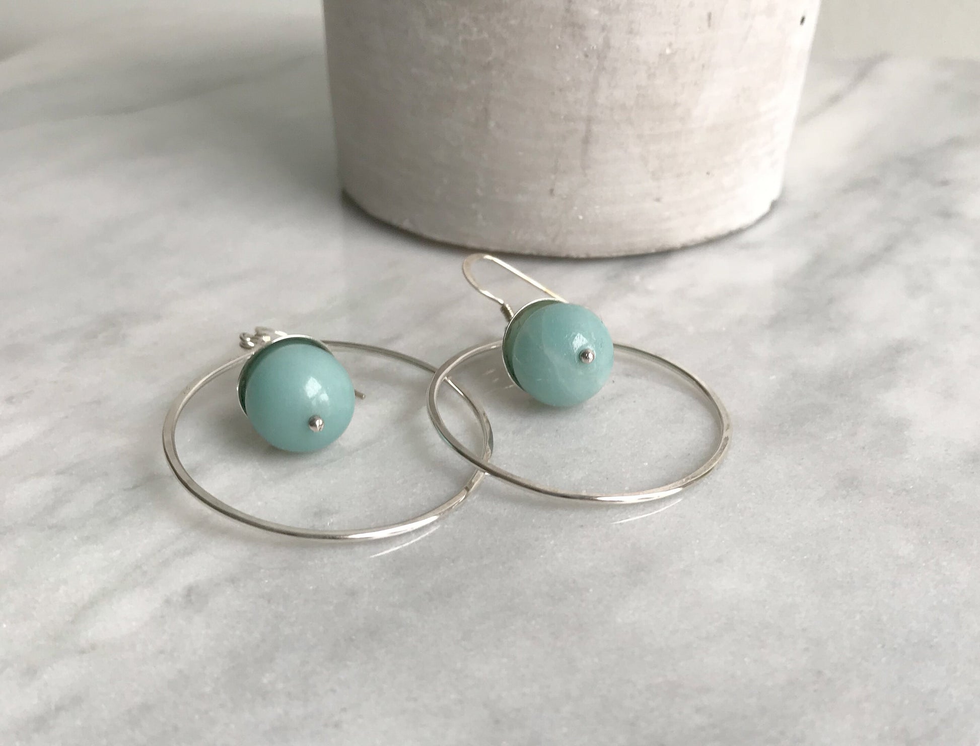 Boucles d'oreilles créoles en argent et pierre aigue-marine - Créoles bohèmes en argent martelé avec pierre précieuse amazonite