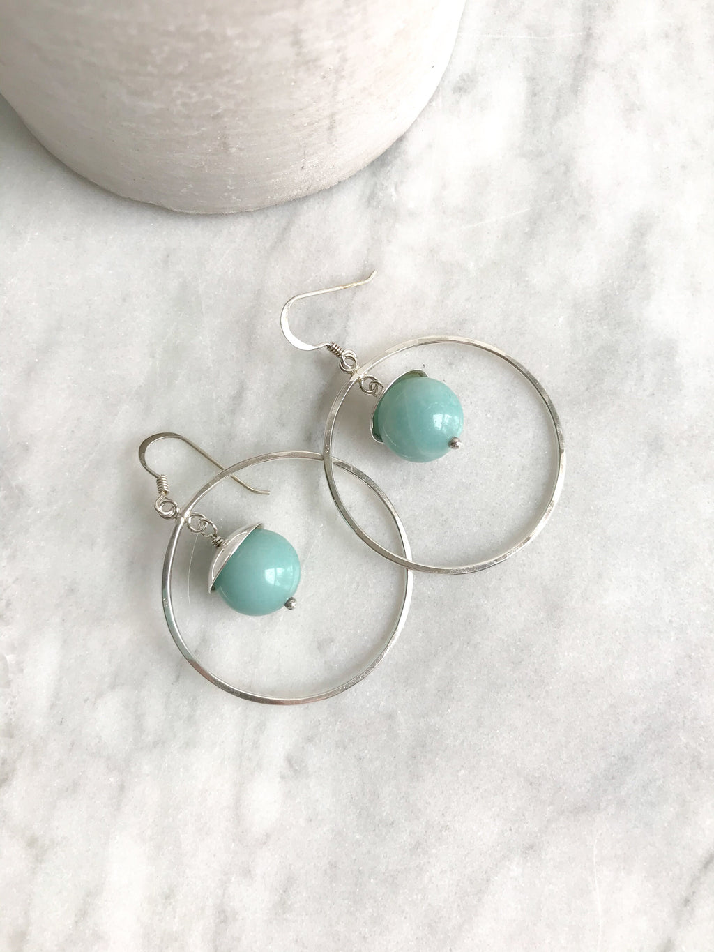 Boucles d'oreilles créoles en argent et pierre aigue-marine - Créoles bohèmes en argent martelé avec pierre précieuse amazonite